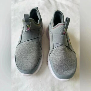 NEW FILA SHOWS  GIRLS SIZE 12